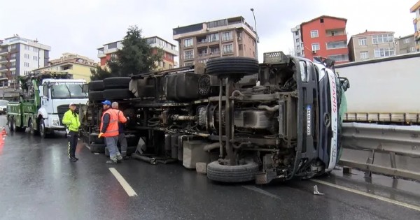 Maltepe'de kamyon devrildi! Bariyerlere çarptı